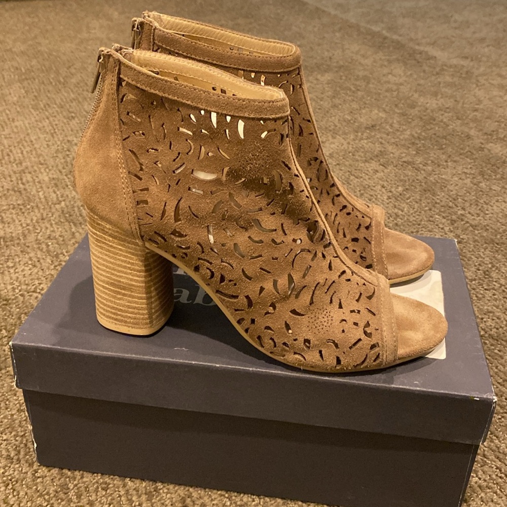Anthropologie Flower Shootie by Morena Gabrielle 39